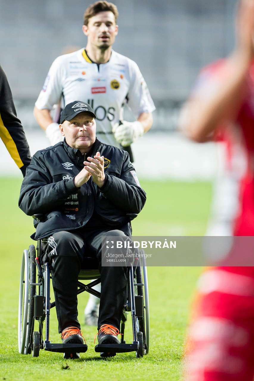 Elfsborgs manager Klas Ingesson tackar supportrarna efter fotbollsmatchen i Allsvenskan mellan Häcken och Elfsborg den 11 augusti 2014 i Göteborg.