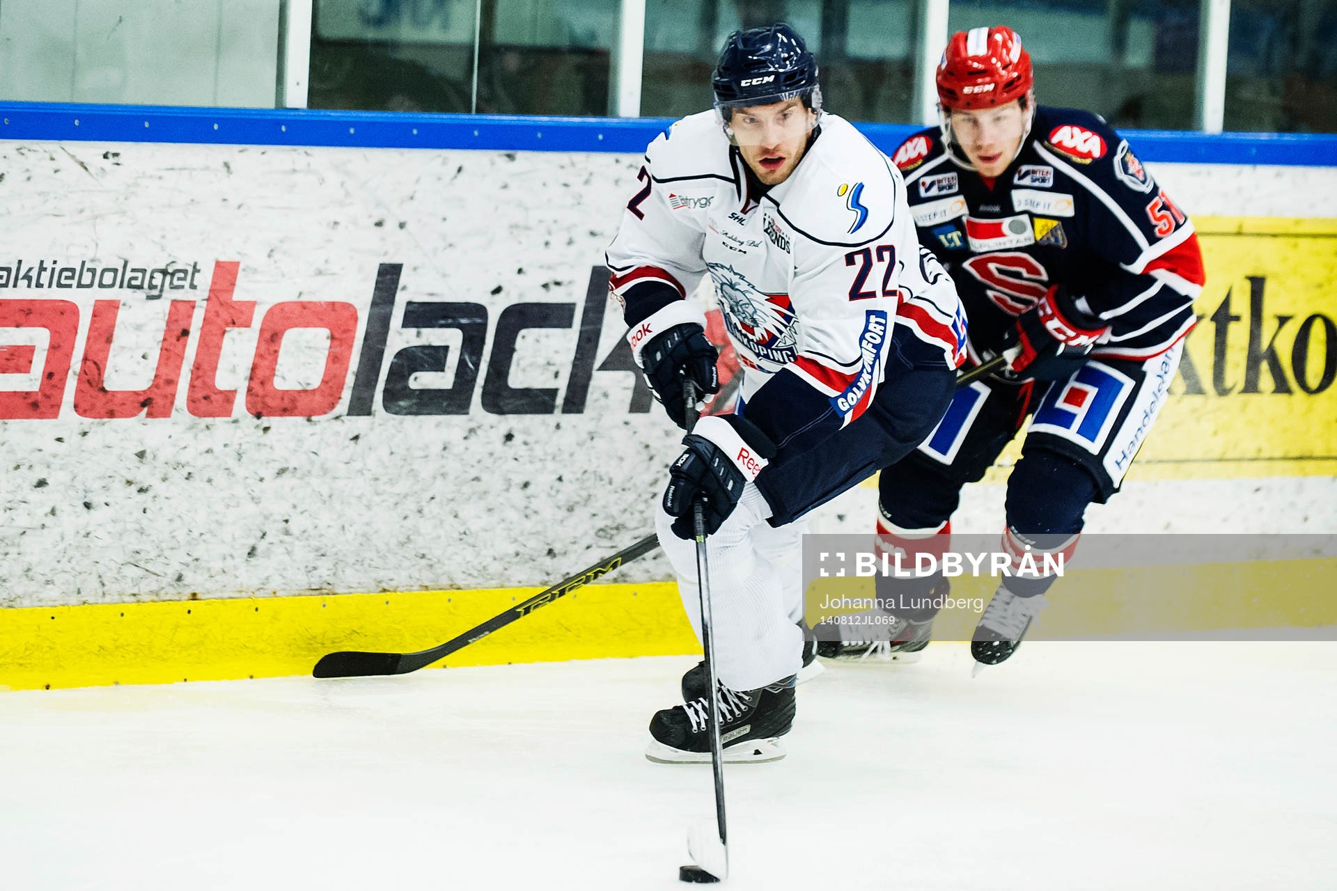 Linköpings Mattias Sjögren jagas av  Södertäljes  Robin