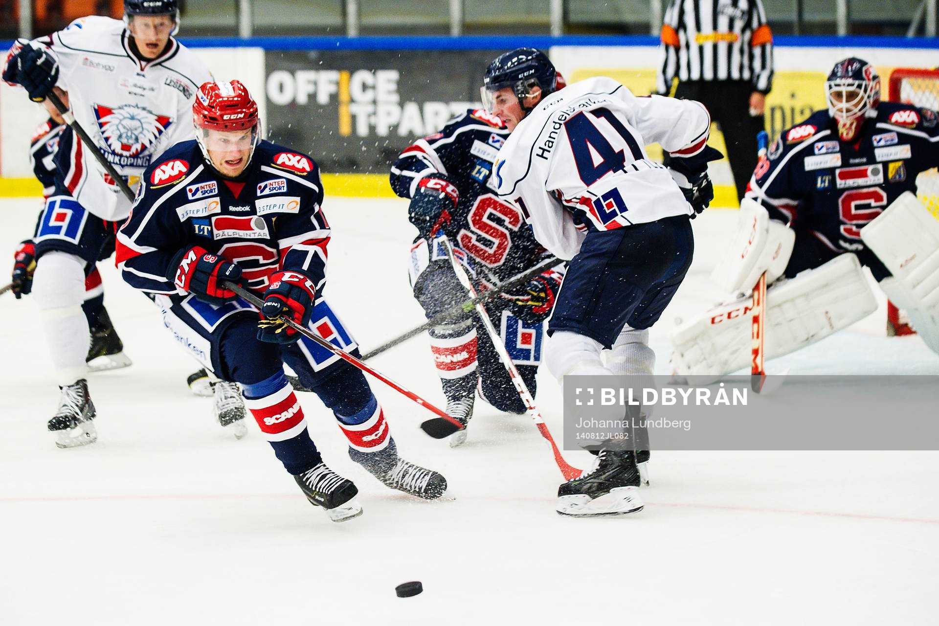 Södertäljes Jonas Engström vinner pucken framför