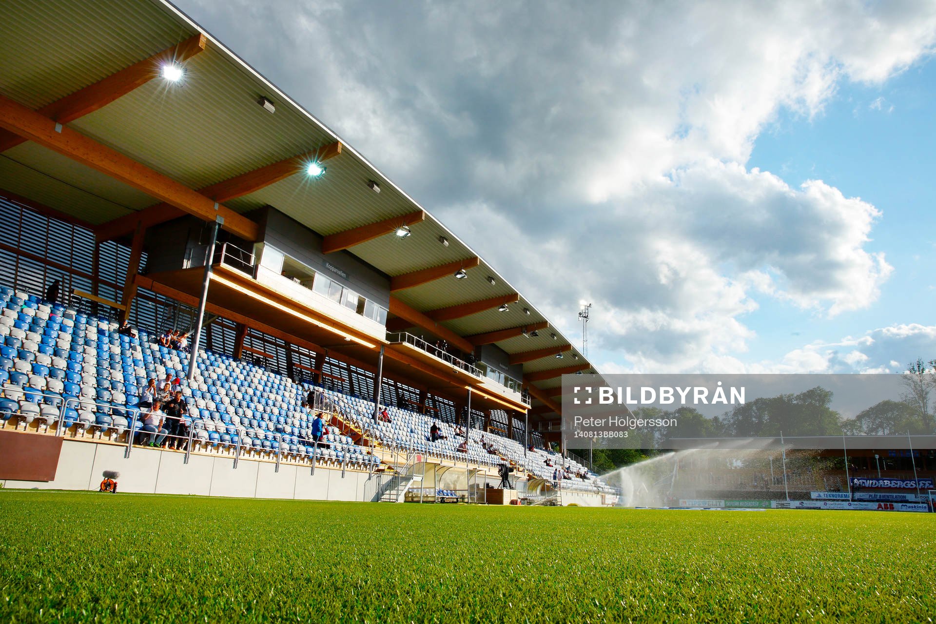 Planen på Kopparvallen vattnas mellan regnskurarna före