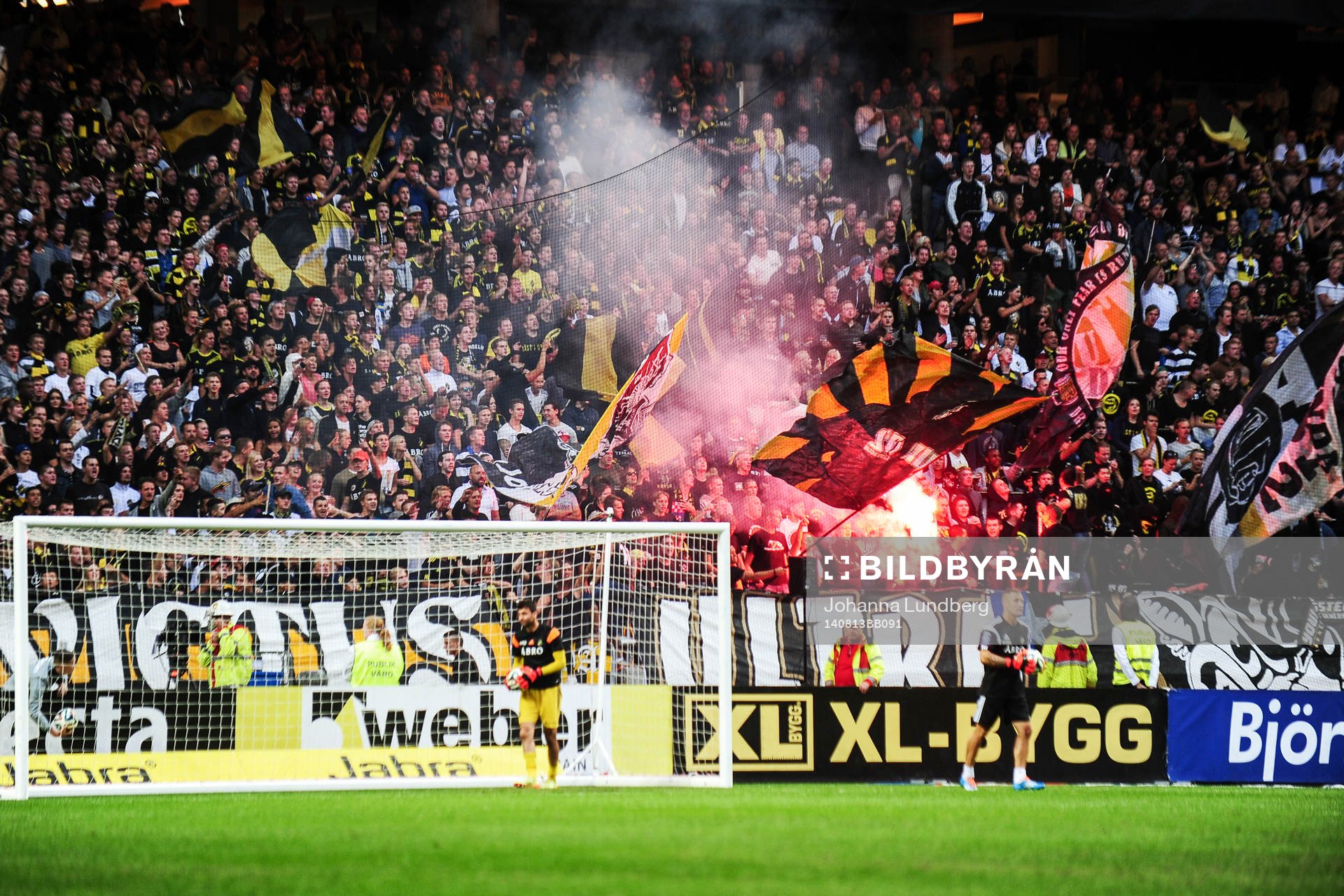 s supportrar tänder bengaler innan fotbollsmatchen i