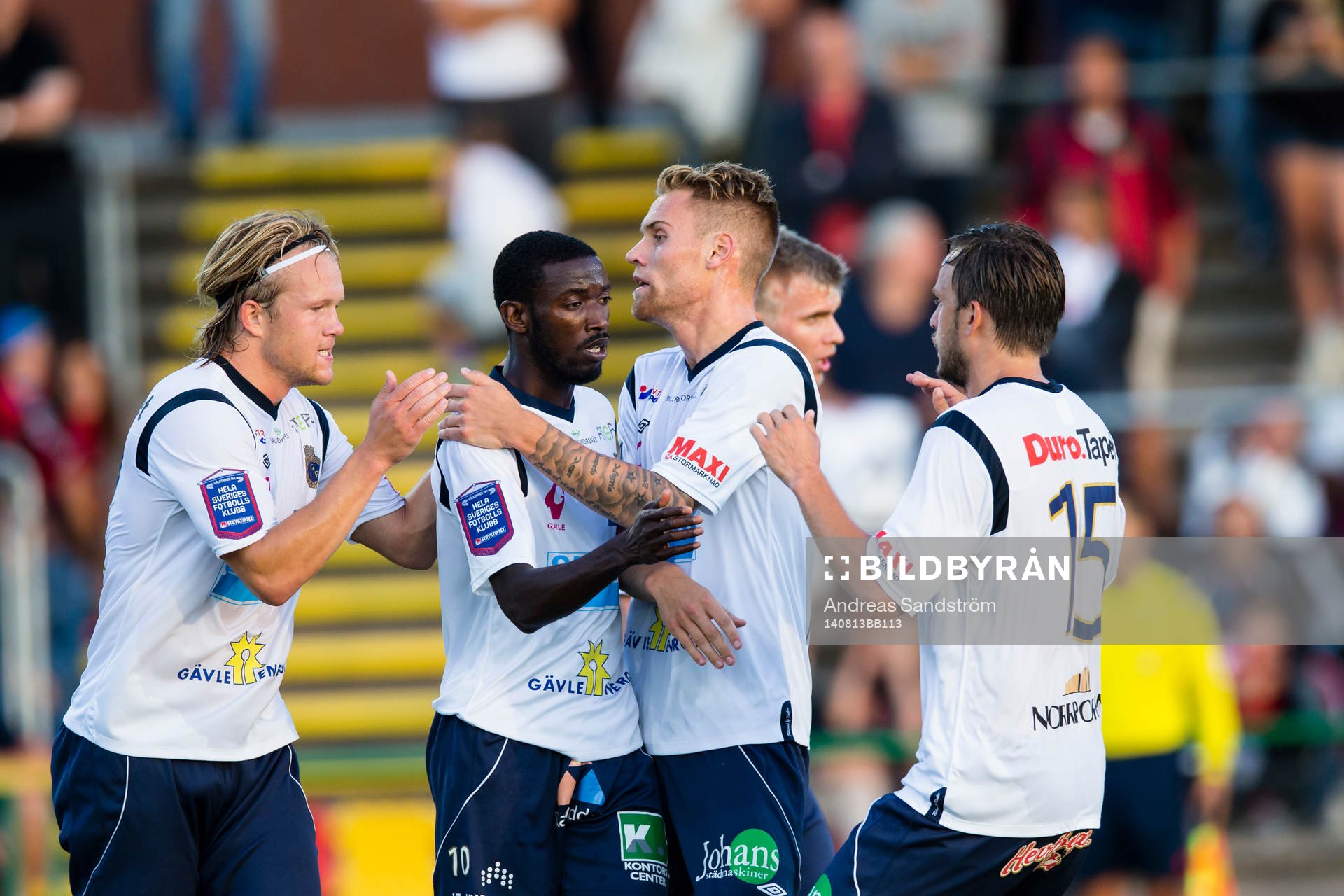 a vänster) kvitterar till 1-1 och gratuleras av lagkamrater