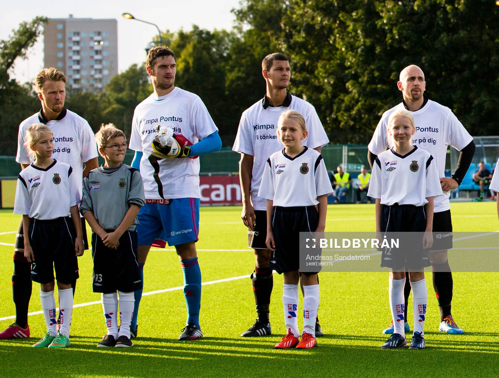 Brommapojkarnas spelare stöttar Brommapojkarnas Pontus