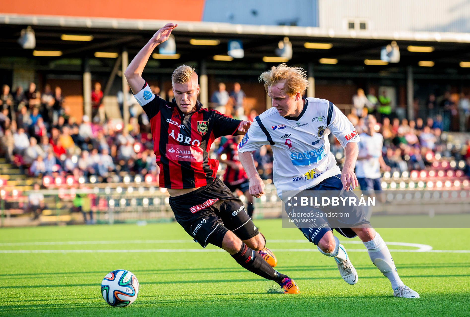 Gefles Simon Lundevall ligger steget före Brommapojkarnas Martin Falkeborn under fotbollsmatchen i Allsvenskan mellan Brommapojkarna och Gefle den 13 Augusti 2014 i Stockholm.