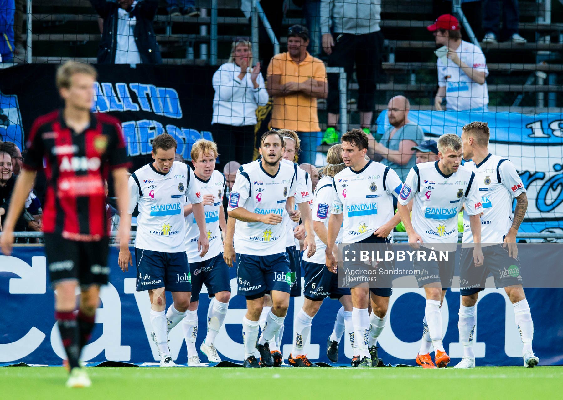 Gefles Simon Lundevall gör 1-2 och gratuleras av