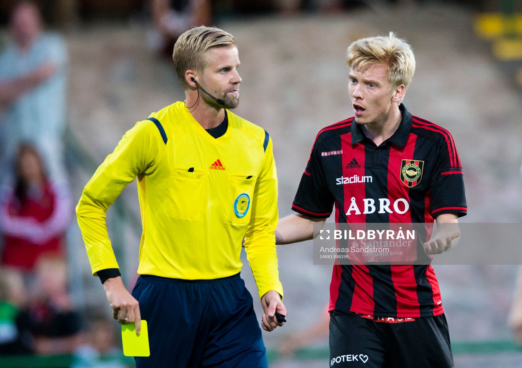 Domare Glenn Nyberg ger ett gult kort till Brommapojkarnas