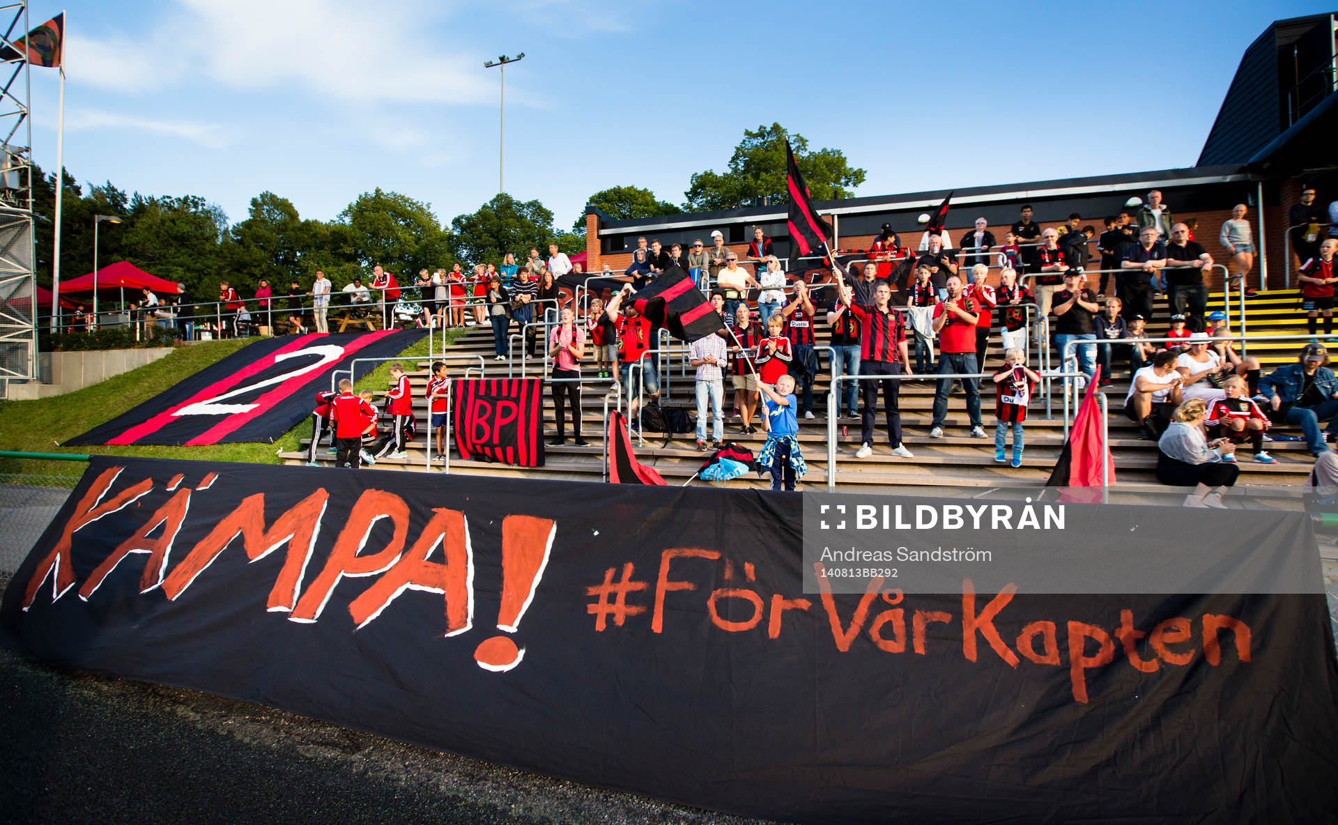 Brommapojkarnas klack med banderoller för att stötta