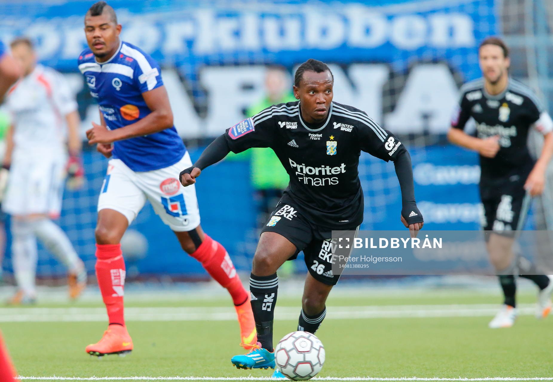 Åtvidabergs Ricardo Santos och IFK Göteborgs May Mahlangu