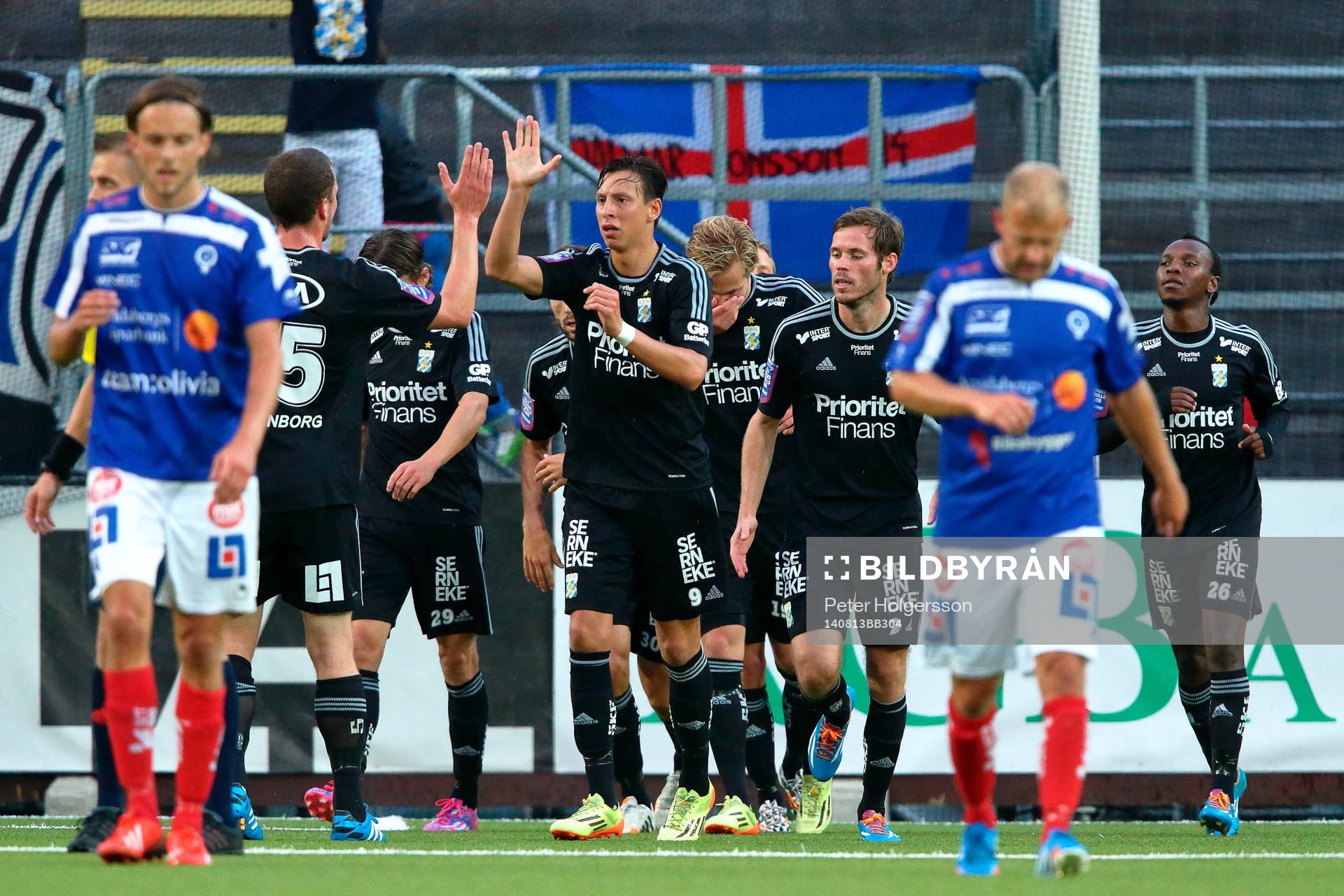 IFK Göteborgs Martin Smedberg-Dalence jublar intill Emil