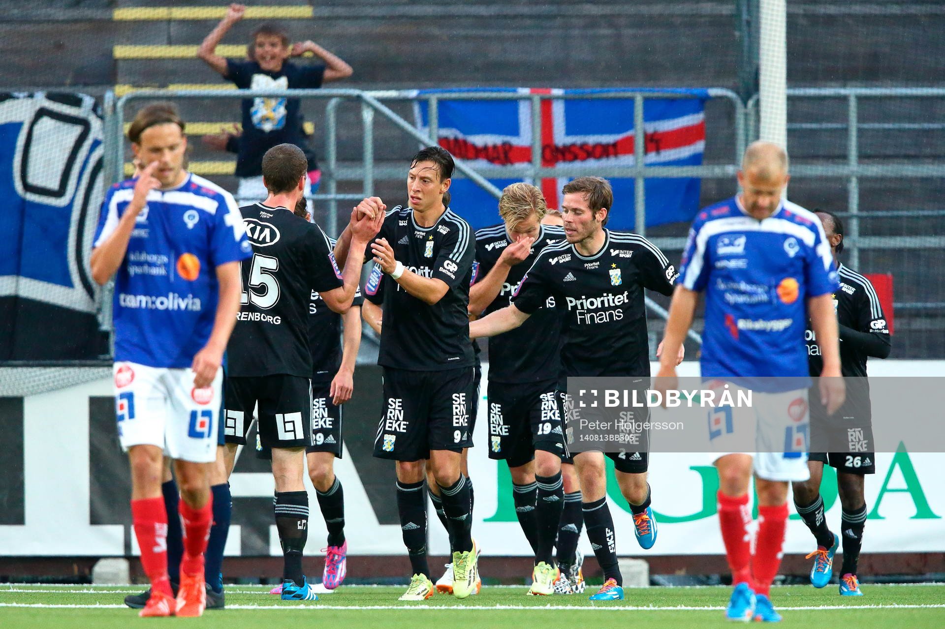IFK Göteborgs Martin Smedberg-Dalence jublar intill Emil