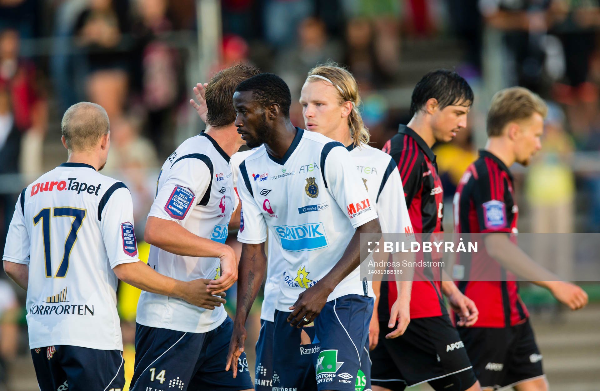 Gefles Dioh Williams (m)  gör 1-1 och firar med lagkamrater