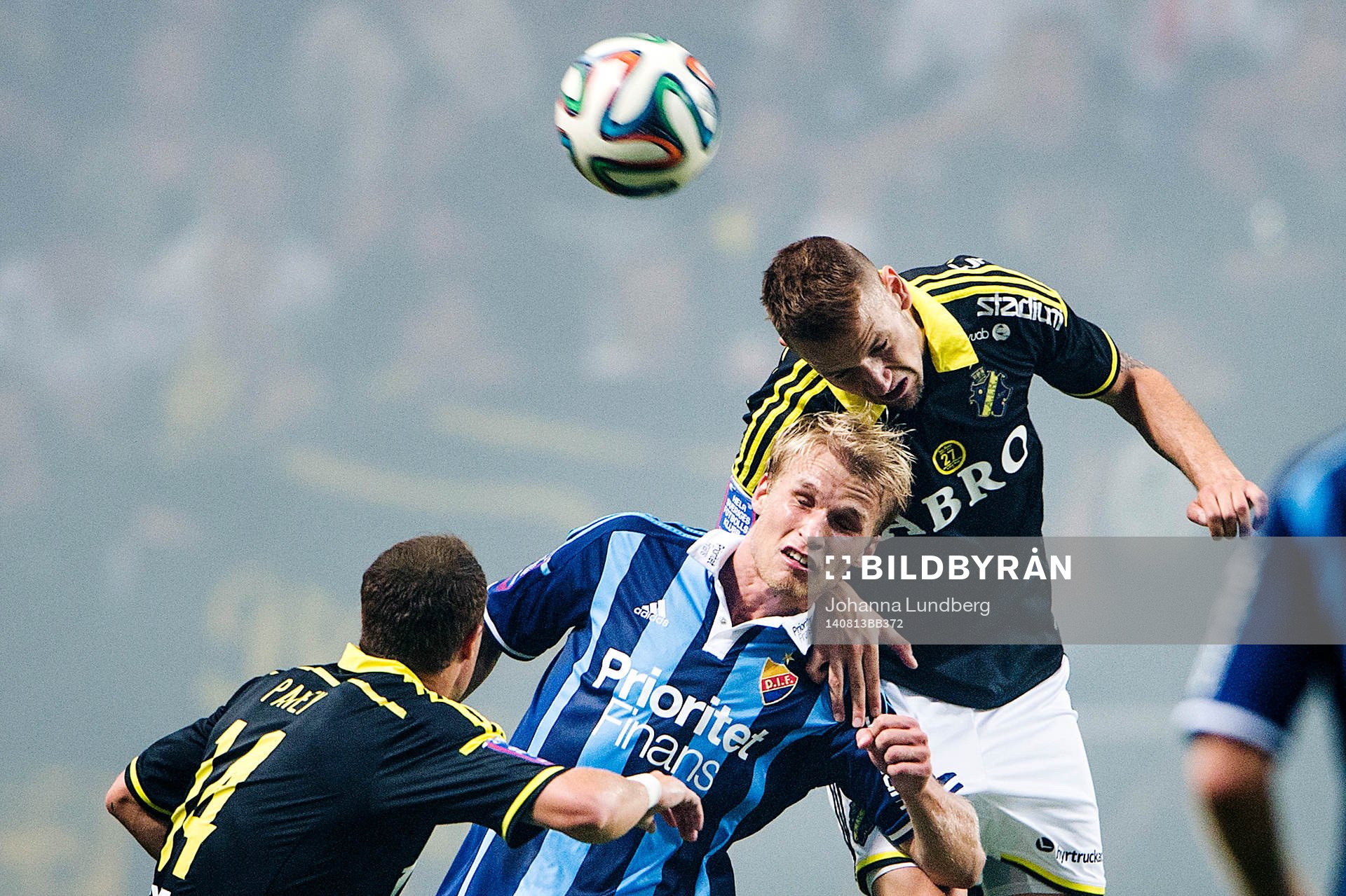 Djurgårdens Sebastian Andersson i en duell med AIK:s Alexander Milosevic under fotbollsmatchen i Allsvenskan mellan AIK och Djurgården den 13 augusti 2014 i Stockholm.