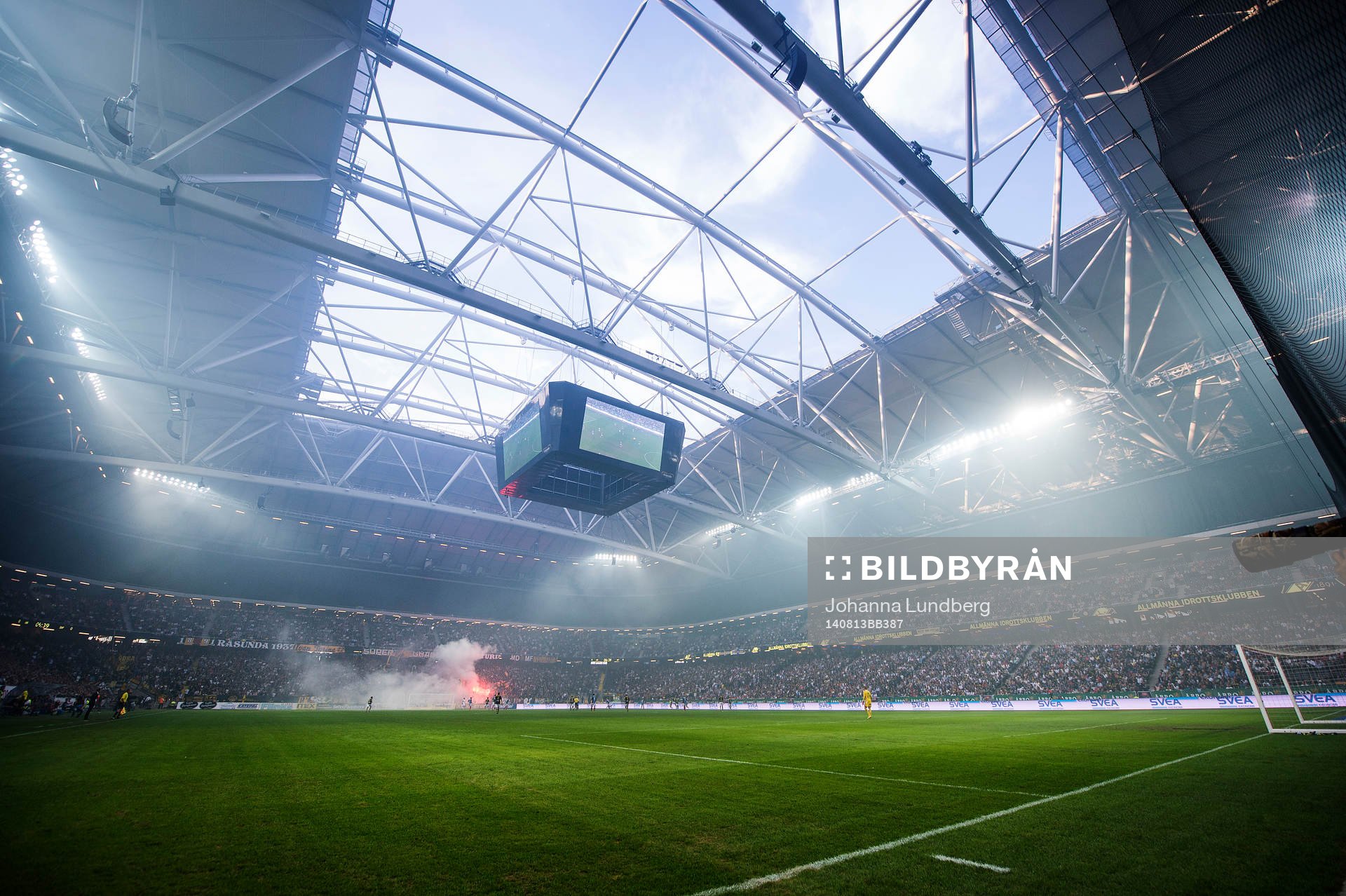 En översiktsbild över ett rökigt Friends Arena