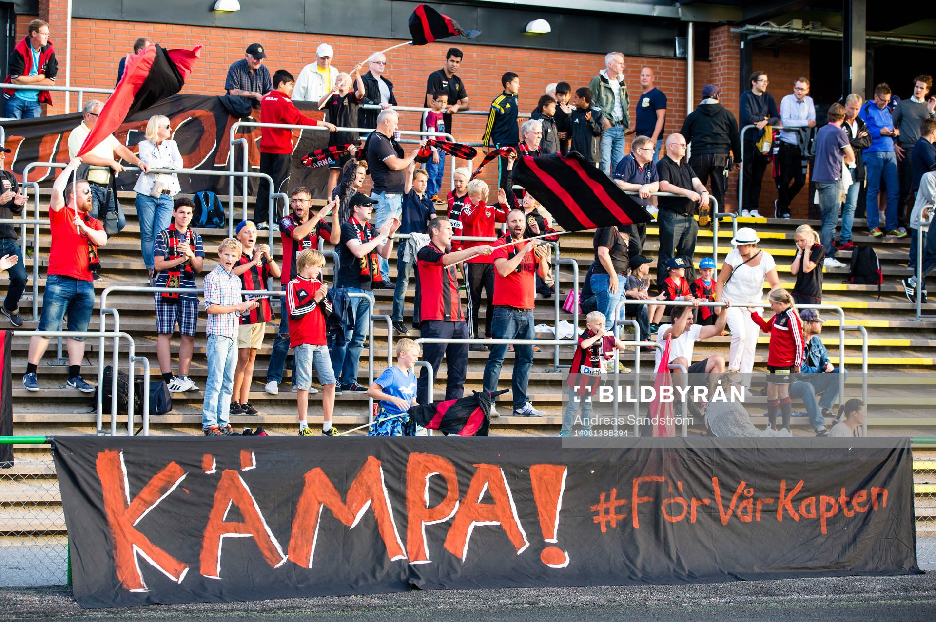Brommapojkarnas klack med en banderoll för att stödja