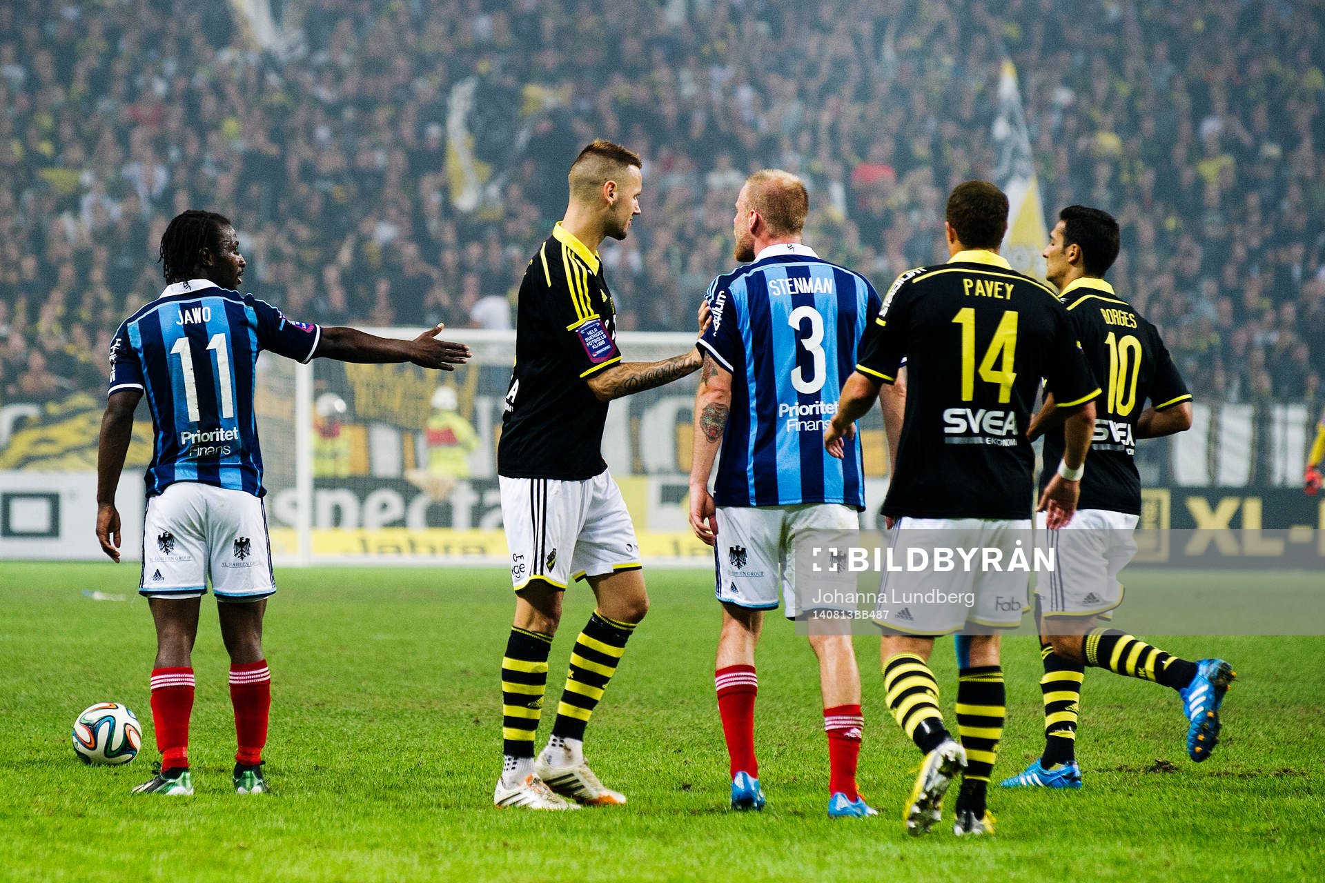 AIKs Alexander Milosevic knuffar på Djurgårdens Fredrik