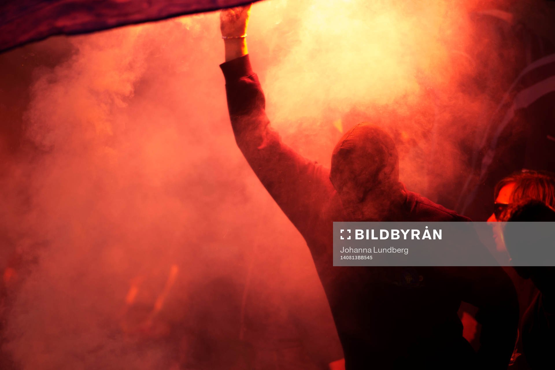 En Djurgårdssupporter med pyroteknik