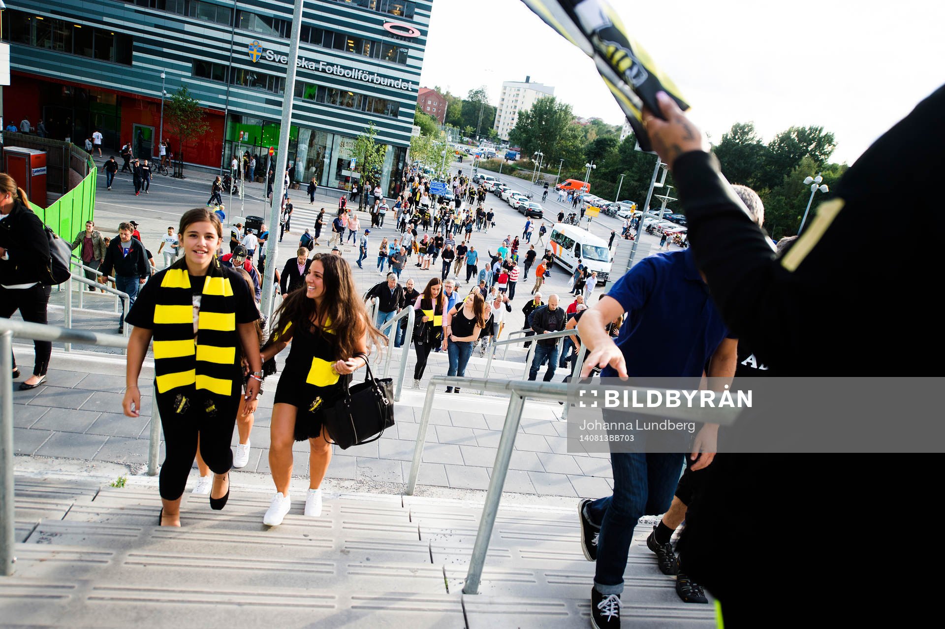 AIK supportrar på väg till matchen på Friends Arena