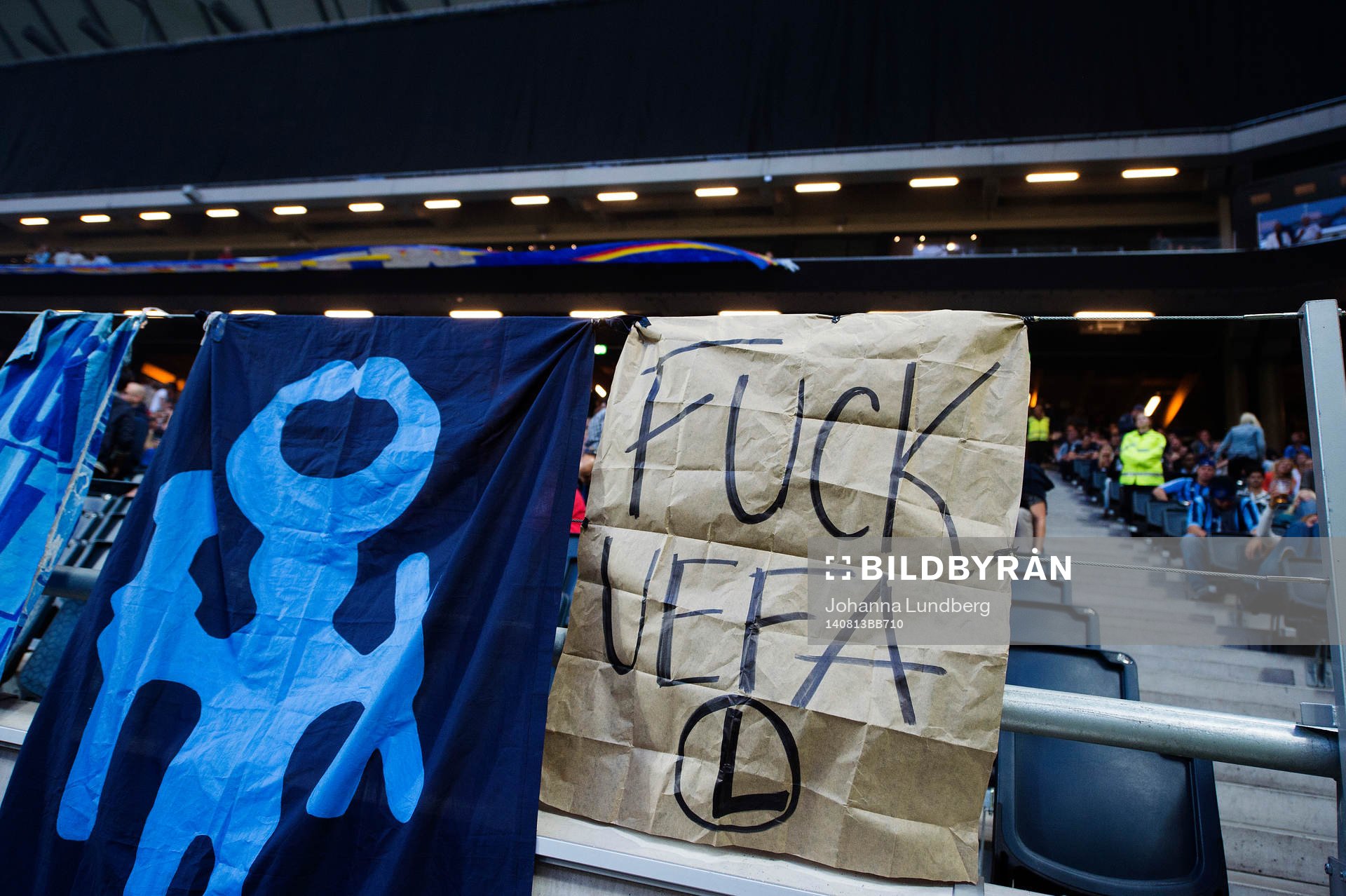 En banderoll som det står Fuck Uefa på har satts upp