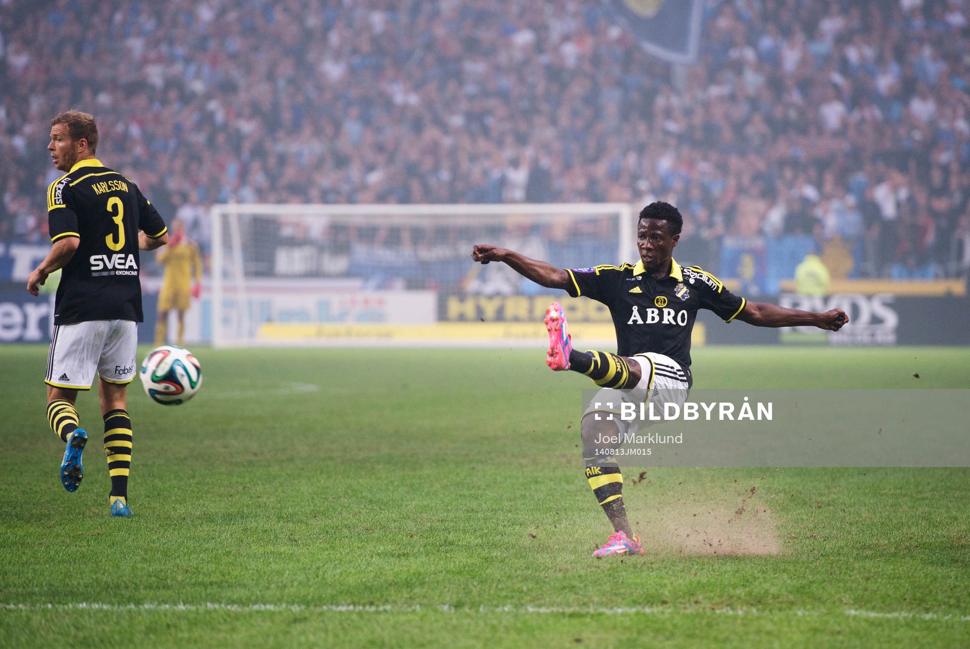 AIK:s Ebenezer Ofori skjuter ett skott under fotbollsmatchen i Allsvenskan mellan AIK och Djurgården den 13 augusti 2014 i Stockholm.