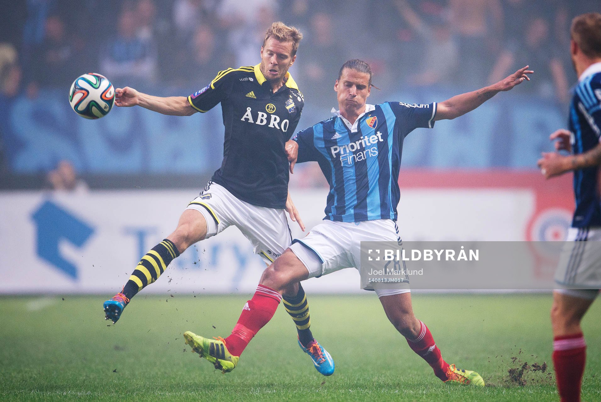 s Per Karlsson och Djurgårdens Aleksandar Prijovic i kamp