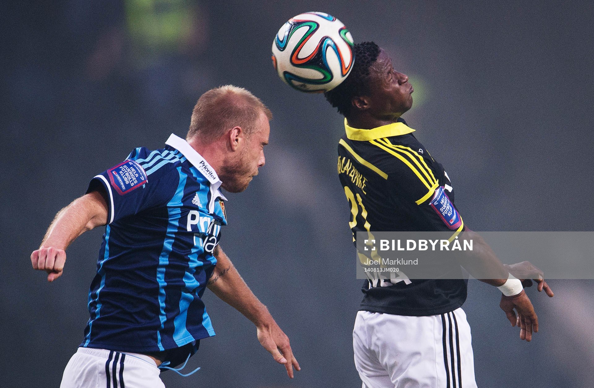 Djurgårdens Fredrik Stenman i en luftduell med AIK:s Kennedy Igboananike under fotbollsmatchen i Allsvenskan mellan AIK och Djurgården den 13 augusti 2014 i Stockholm.
