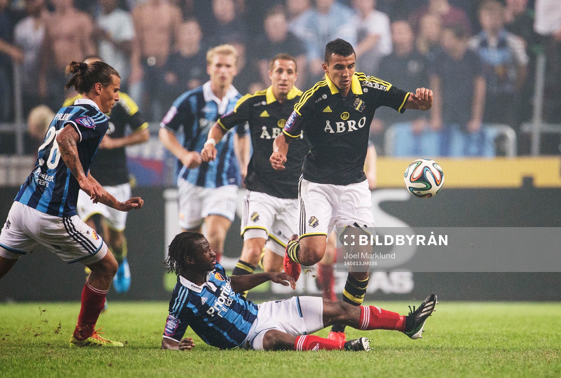 Djurgårdens Aleksandar Prijovic  och Amadou Jawo i kamp om