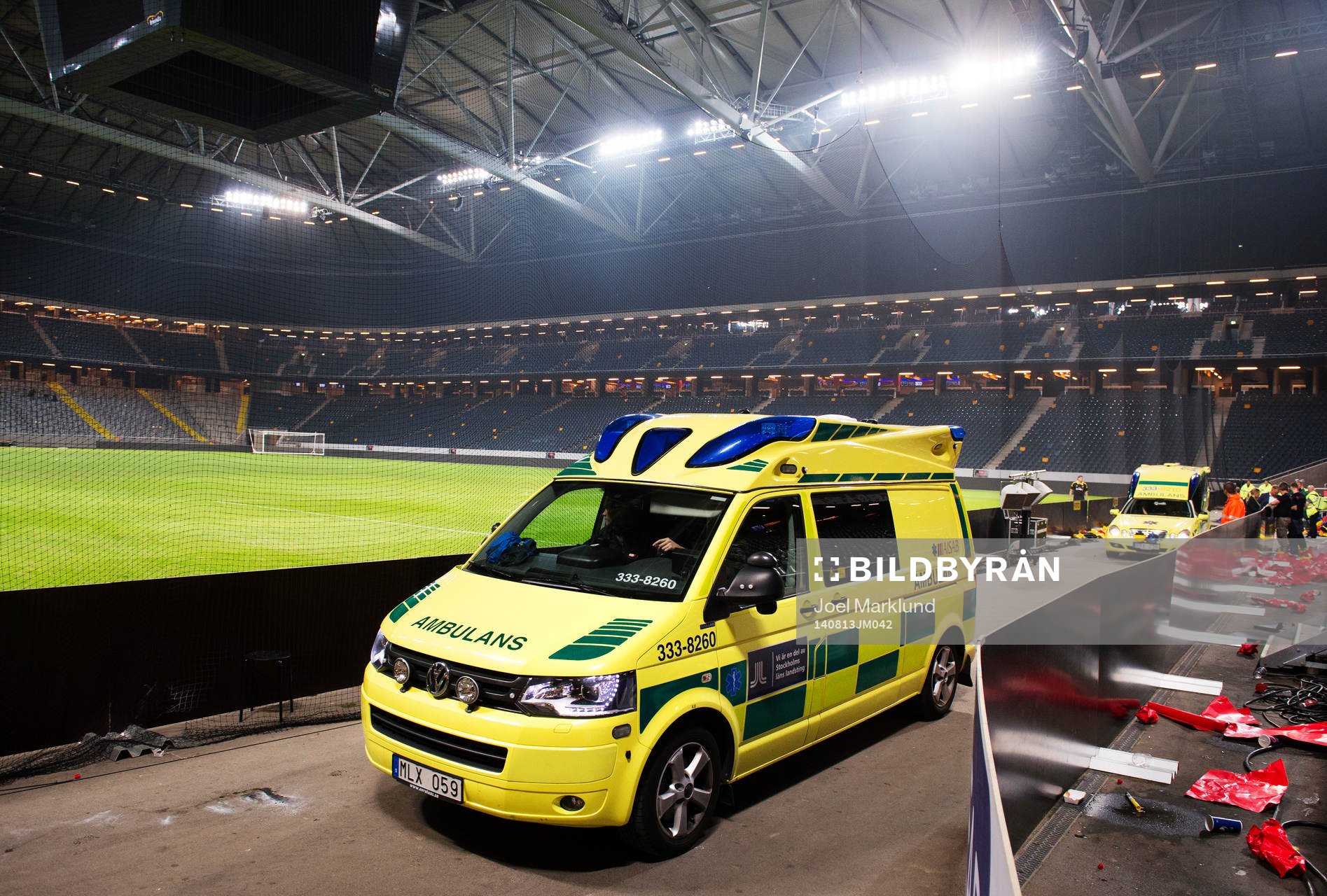 Ambulans åker iväg med djurgårdssupportrar som skadat