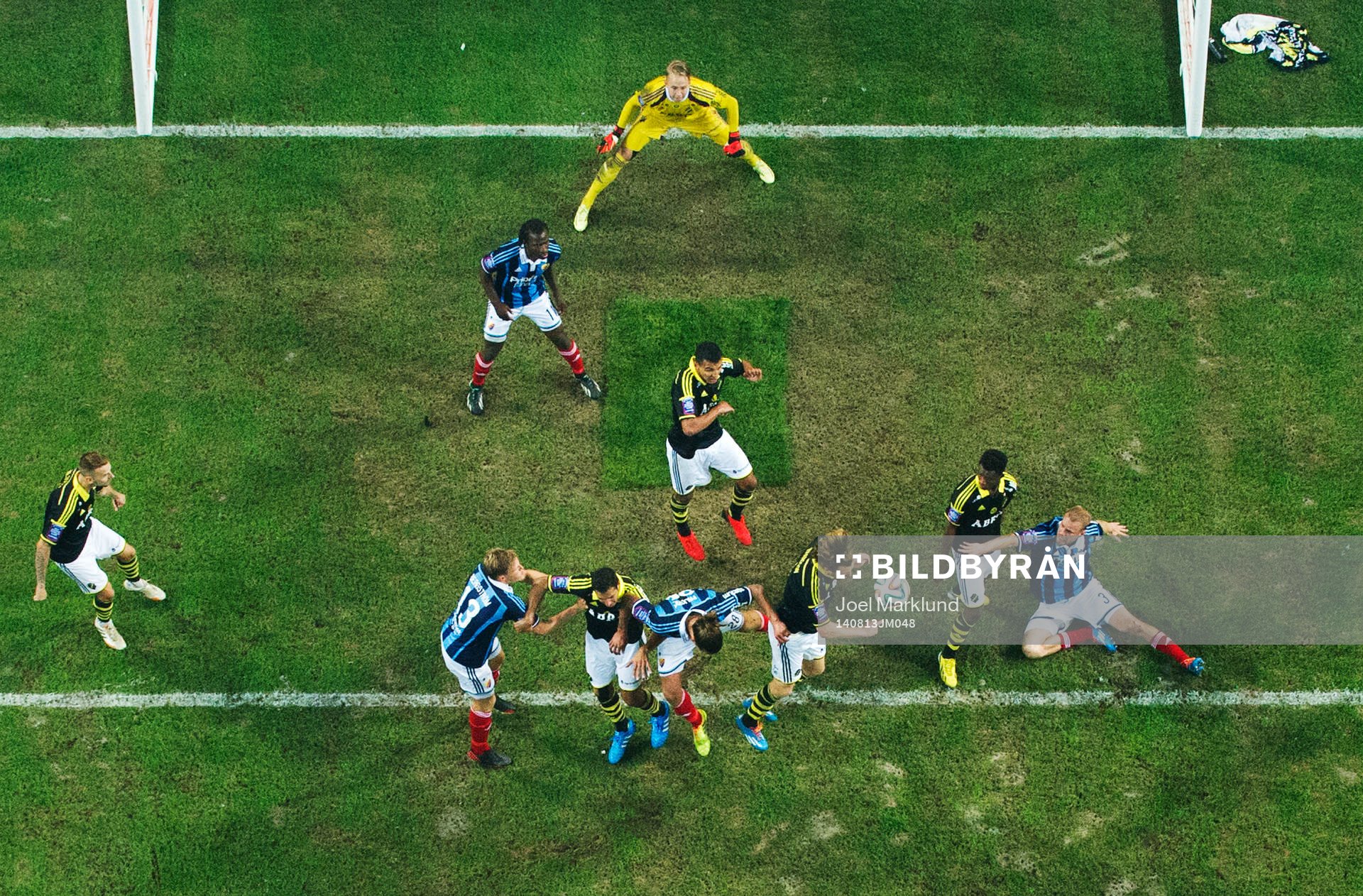 Oroligt framför AIK:s målvakt Patrik Carlgren under fotbollsmatchen i Allsvenskan mellan AIK och Djurgården den 13 augusti 2014 i Stockholm.