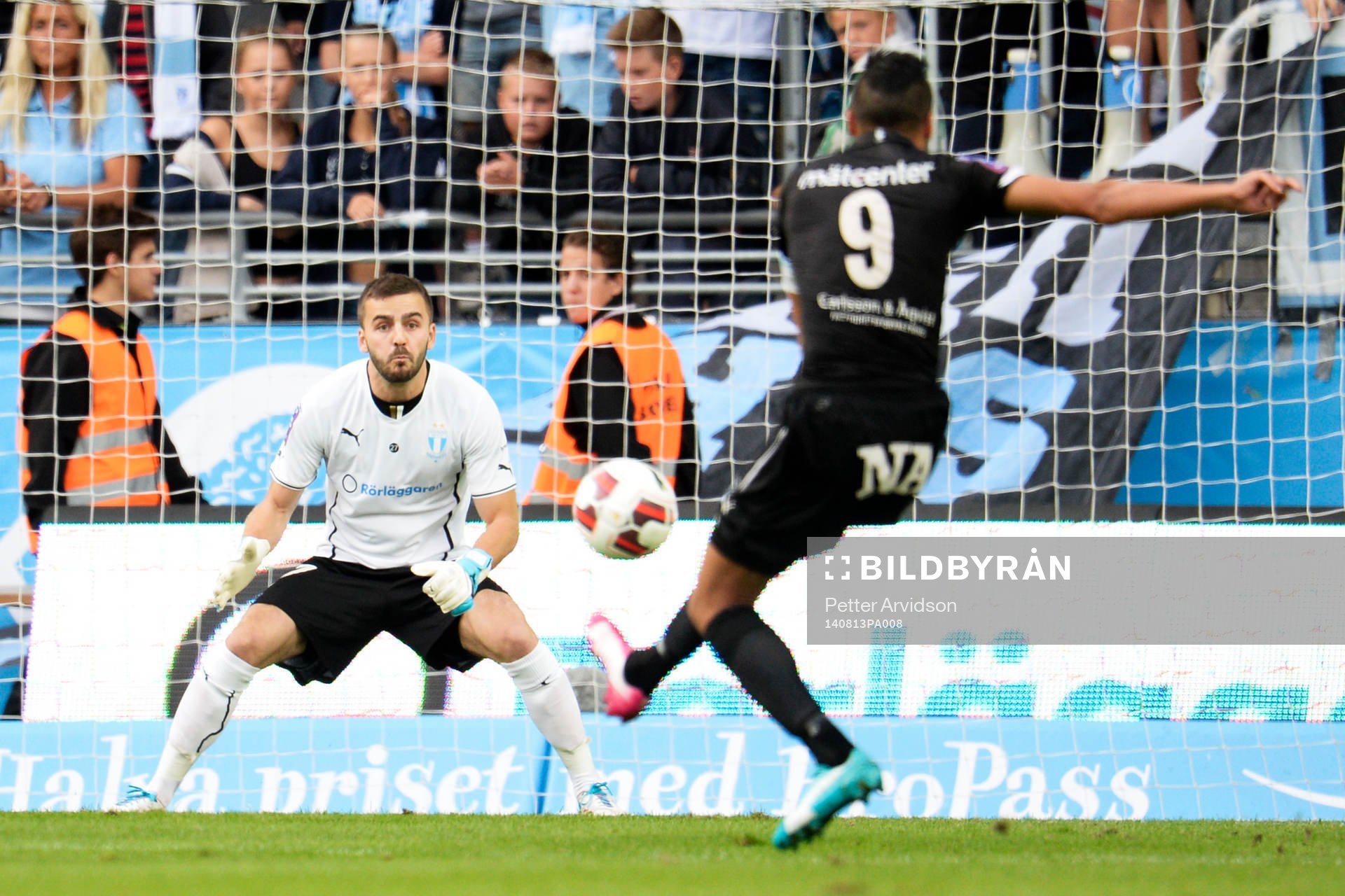 Örebros Ahmed Yasin skjuter mot Malmö FFs målvakt Zlatan