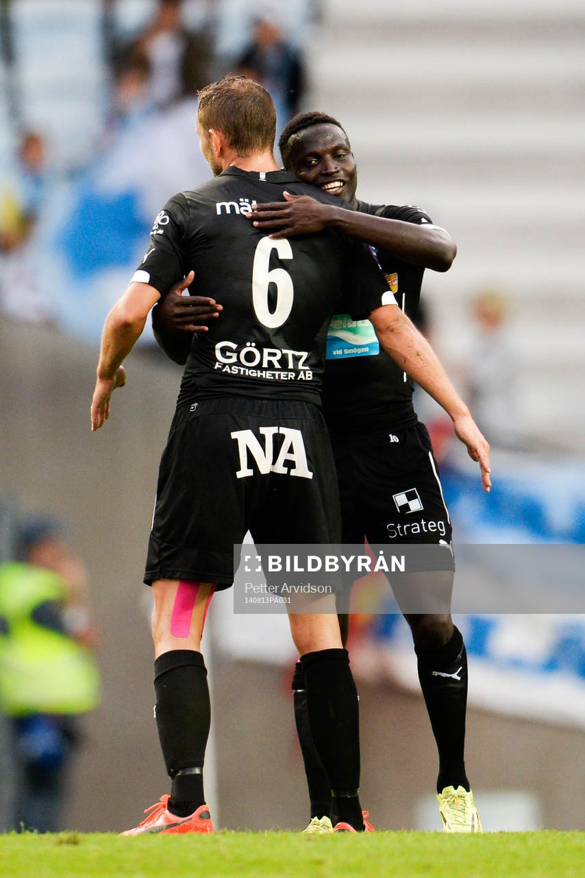 Örebros Alhassan Kamara och Robert Åhman Persson jublar