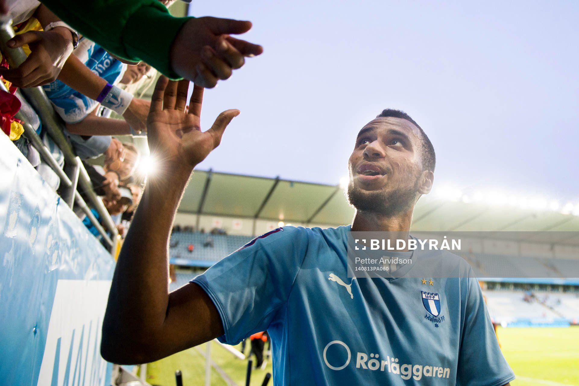 Malmö FFs Isaac Kiese Thelin som gjorde 2-2 målet tackar
