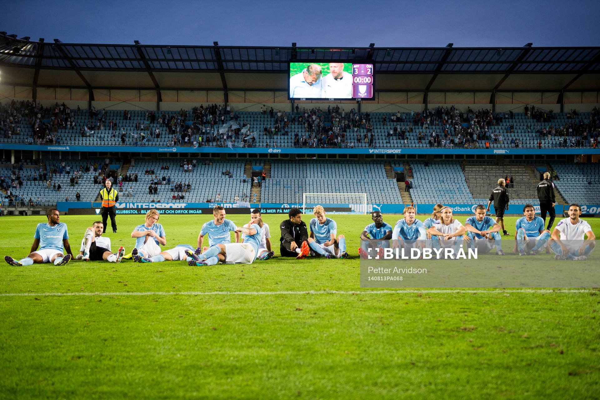 Malmö FFs spelare sitter på planen och lyssnar på klacken sjunga under fotbollsmatchen i Allsvenskan mellan Malmö FF och Örebro den 13 augusti 2014 i Malmö.