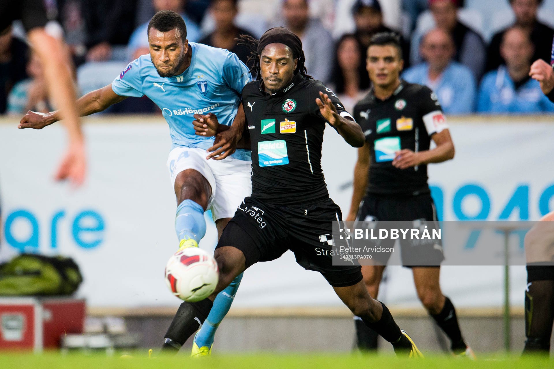 Malmö FFs Isaac Kiese Thelin gör 2-2 uppvaktad av