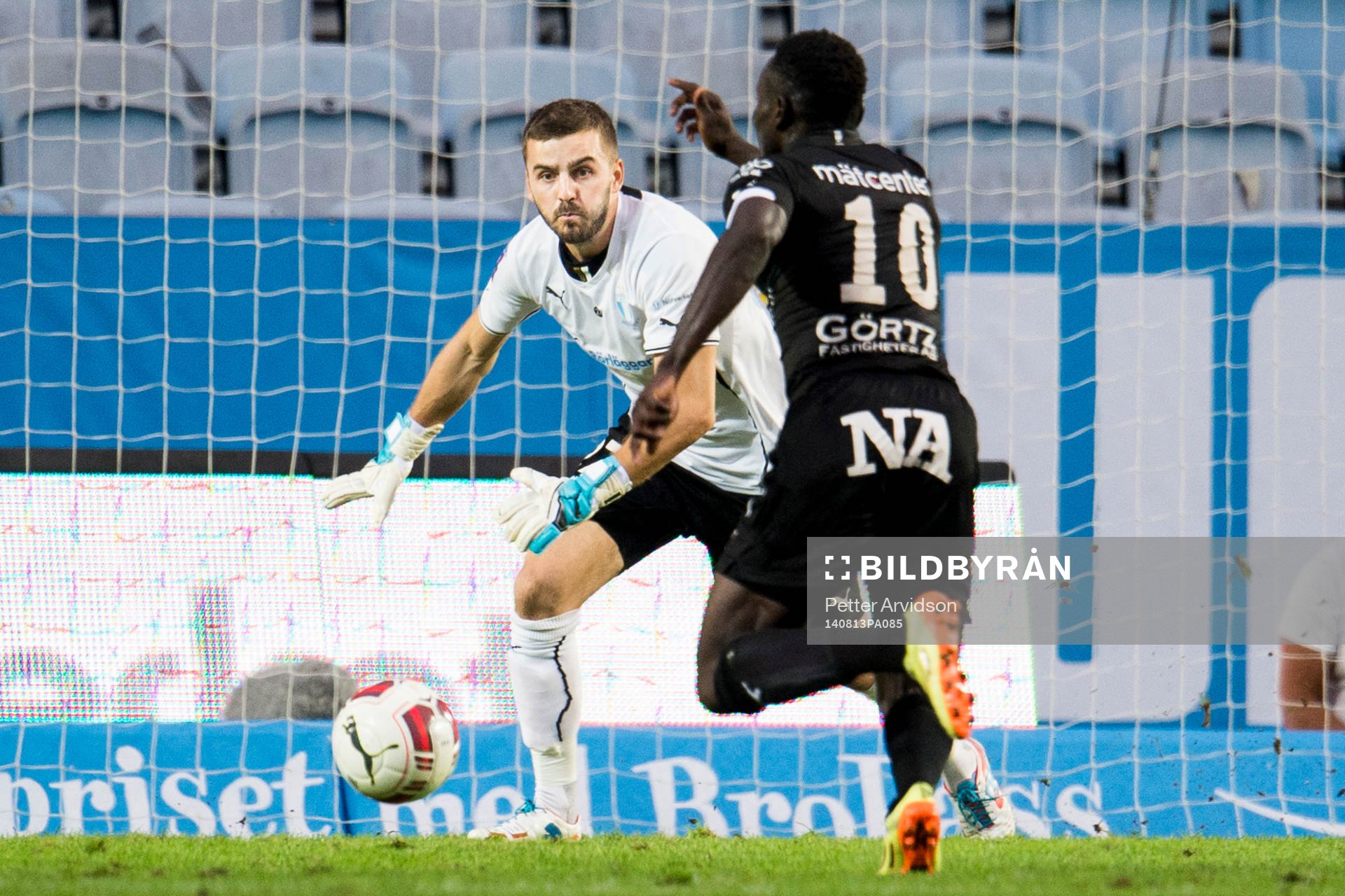 Örebros Alhassan Kamara utmanar Malmö FFs målvakt Zlatan