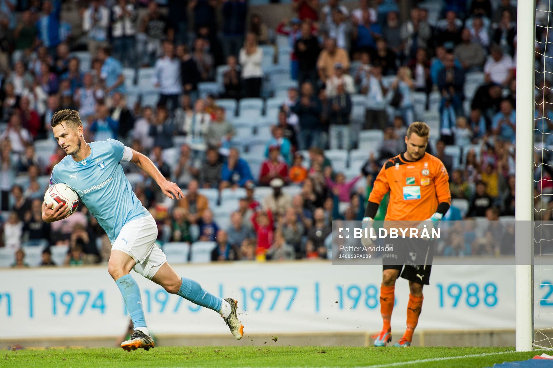 Malmö FFs Markus Rosenberg hämtar bollen