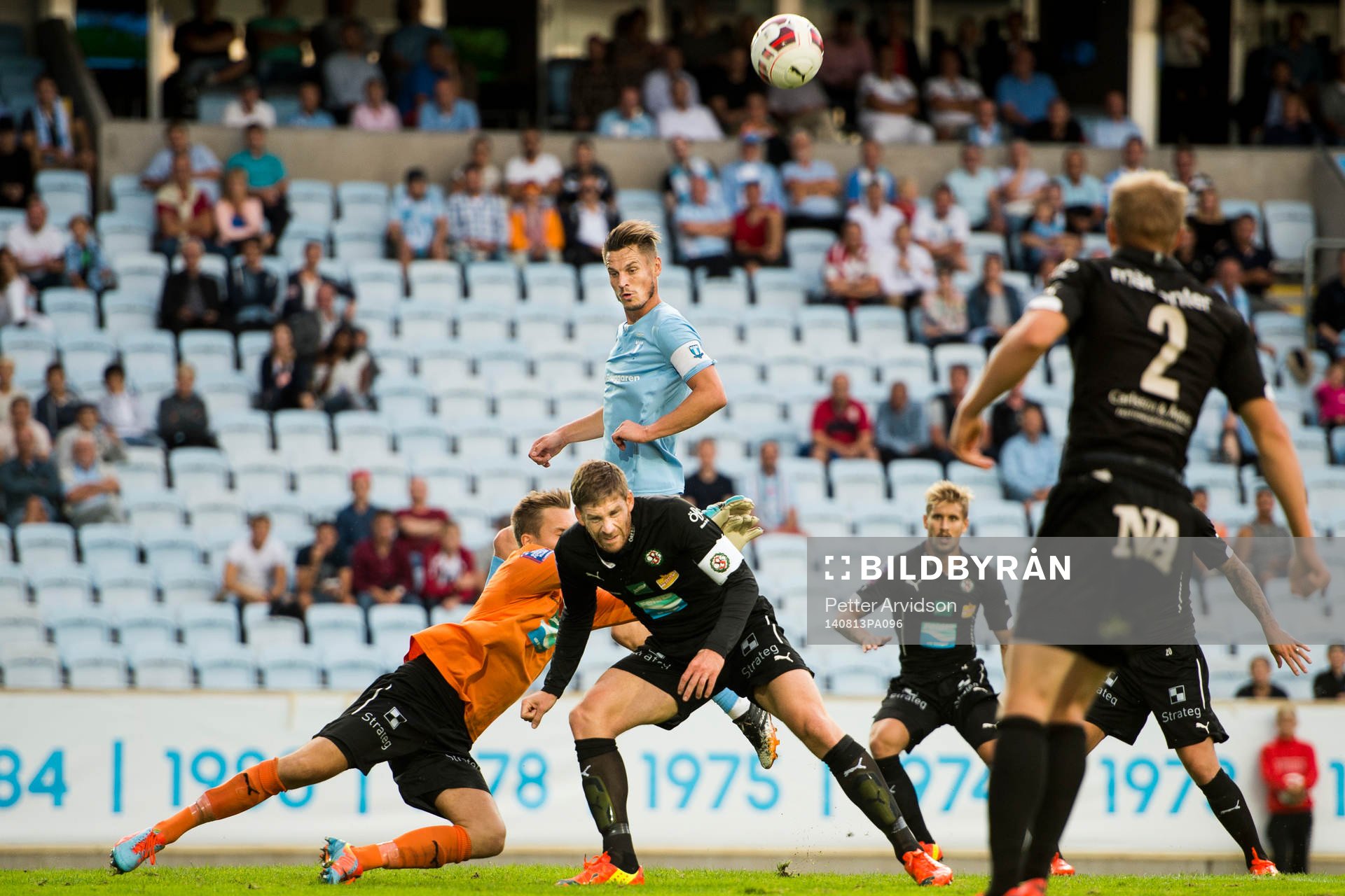 Örebros målvakt Oscar Jansson och Magnus Wikström får undan bollen framför Malmö FFs Markus Rosenberg under fotbollsmatchen i Allsvenskan mellan Malmö FF och Örebro den 13 augusti 2014 i Malmö.