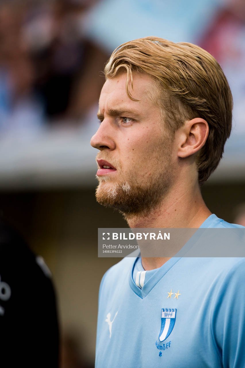 Malmö FFs Filip Helander går in på planen