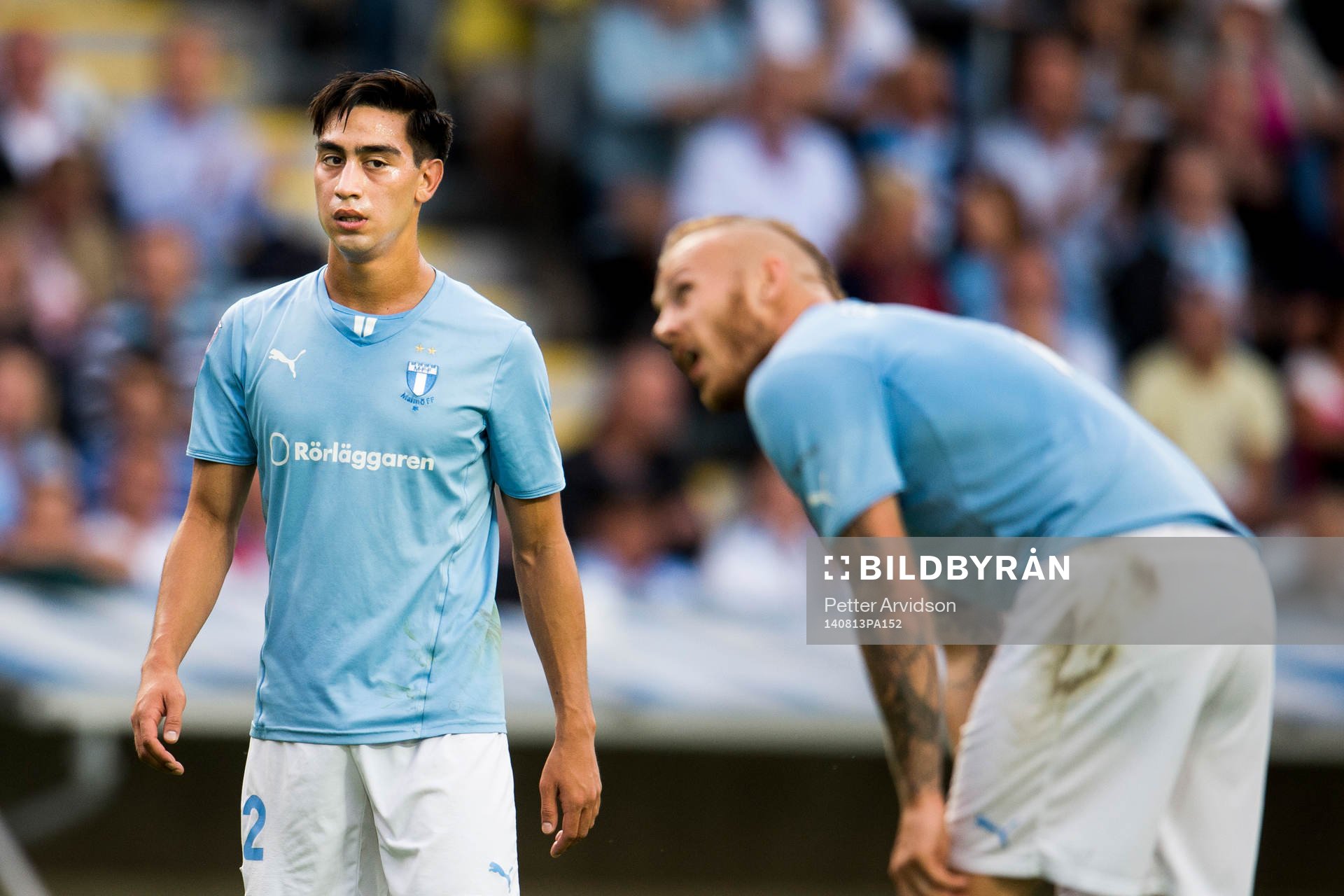 Malmö FFs Amin Nazari tittar på Magnus Eriksson