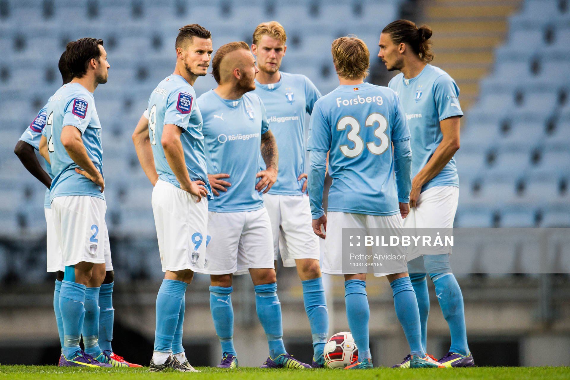Malmö FFs spelare samlas innan andra halvlek