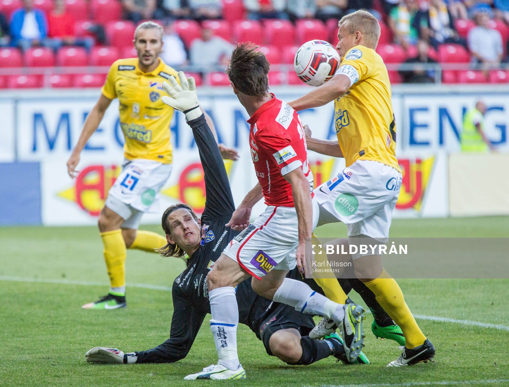 Kalmars Cesar Santin och Falkenbergs målvakt Otto Martler under fotbollsmatchen i Allsvenskan mellan Kalmar och Falkenberg den 14 augusti 2014 i Kalmar.
