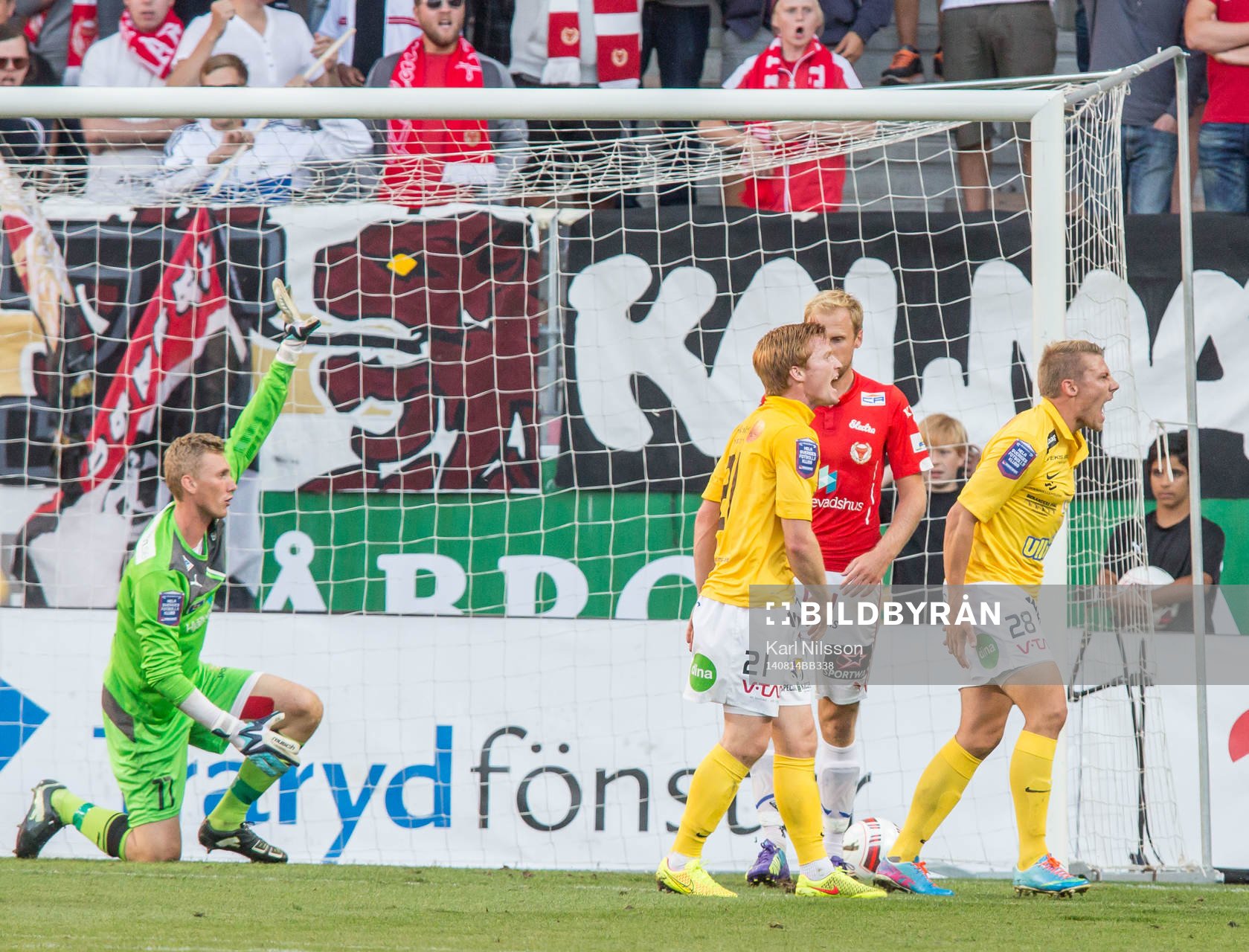 Falkenbergs Patrik Ingelsten skriker på linjedomaren