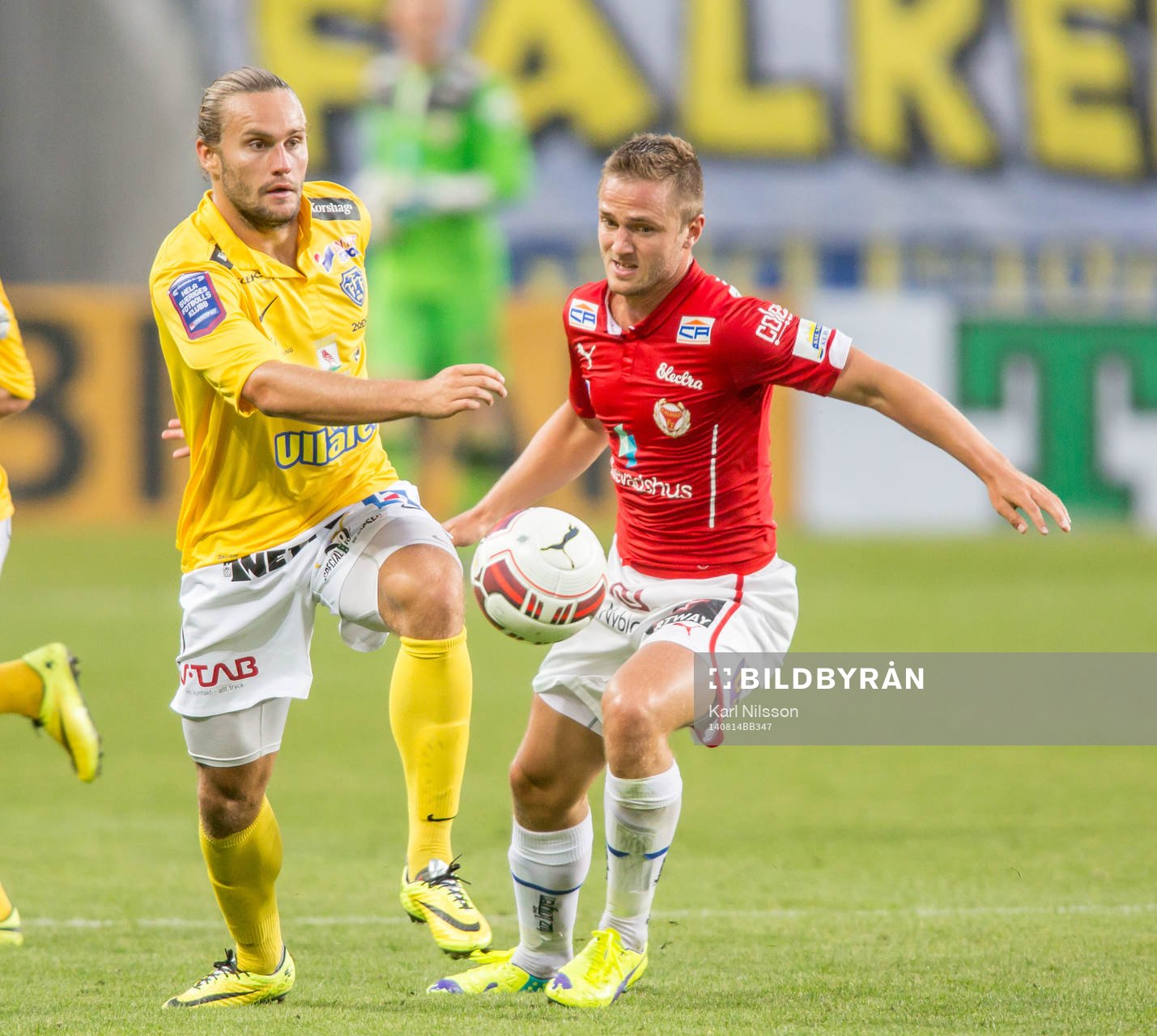 Falkenbergs Johannes Vall och Kalmars Mats Solheim under fotbollsmatchen i Allsvenskan mellan Kalmar och Falkenberg den 14 augusti 2014 i Kalmar.