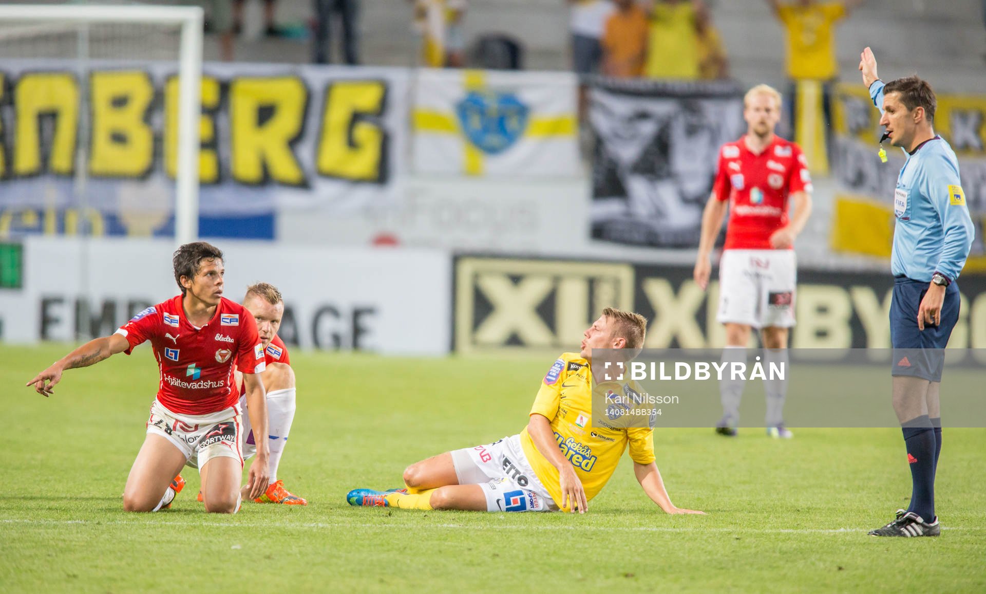 Falkenbergs Patrik Ingelsten och Domare Bojan Pandzic