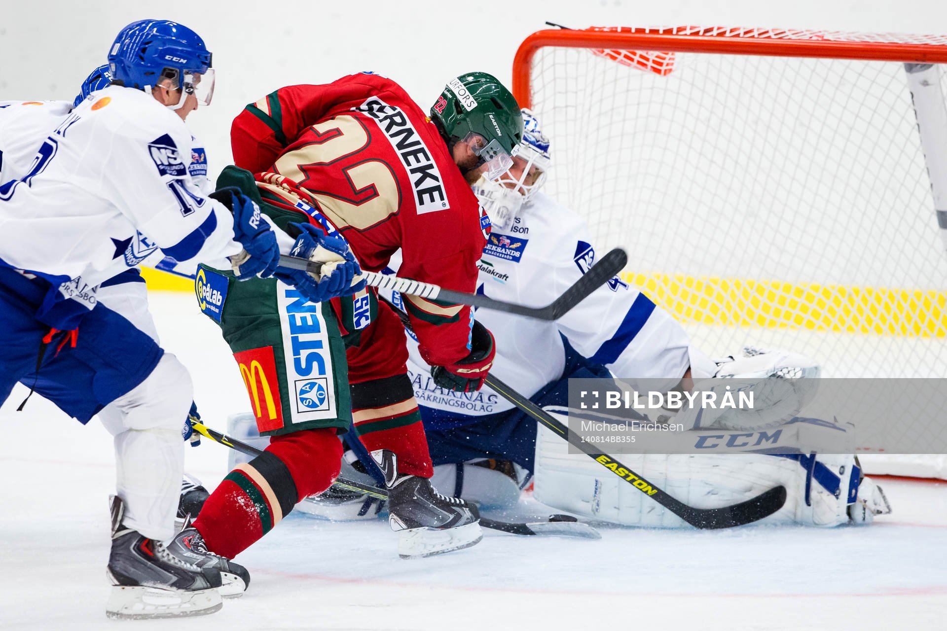 Frölundas Robin Figren skjuter ett skott som Leksands
