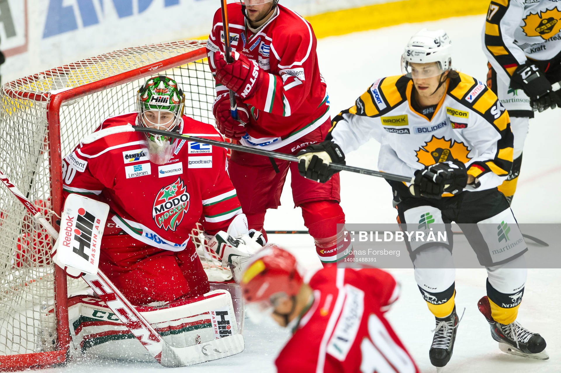 Skellefteås Kirill Kabanov och Modos målvakt Linus Ullmark