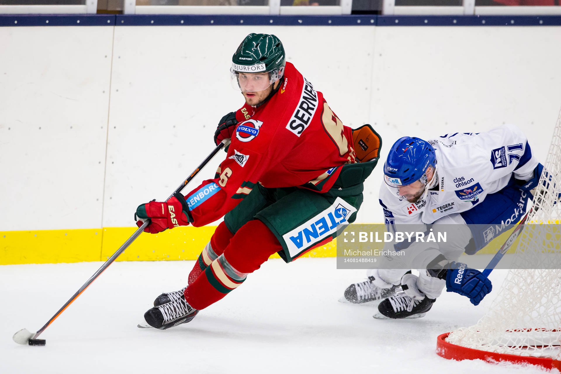 Frölundas Mikael Wikstrand jagas av Leksands Chris Connolly