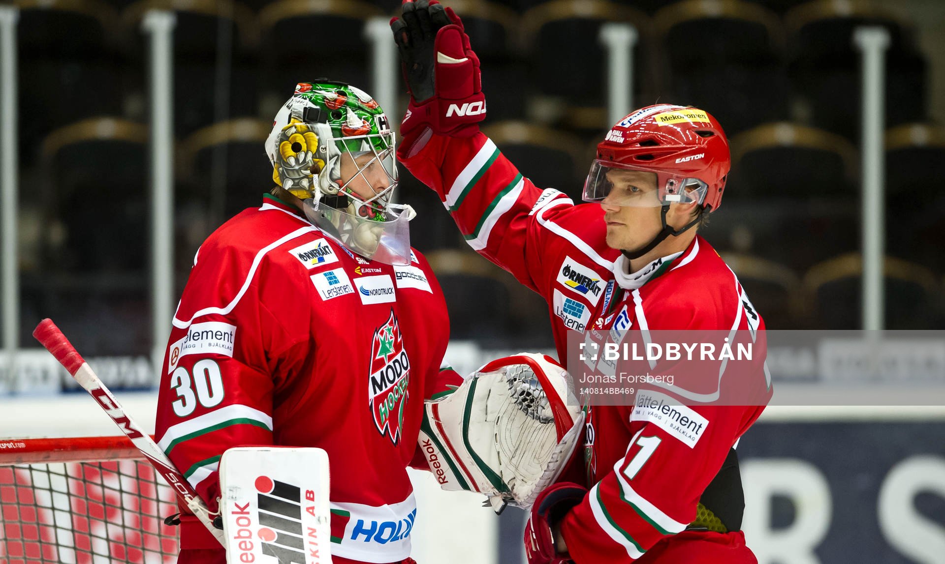 Modos Simon Önerud och målvakt Linus Ullmark