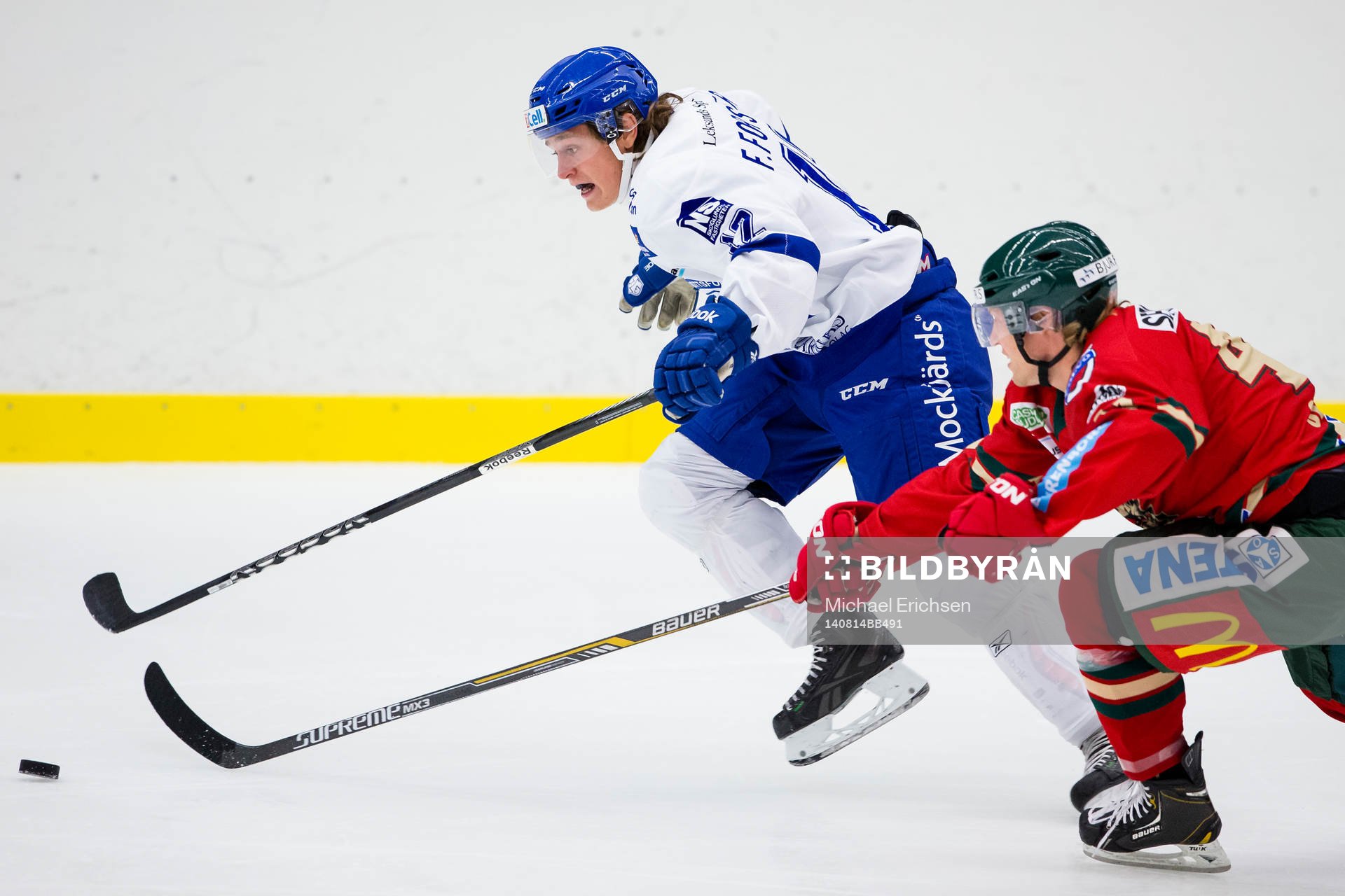 Leksands Fredrik Forsberg i kamp om pucken med Frölundas