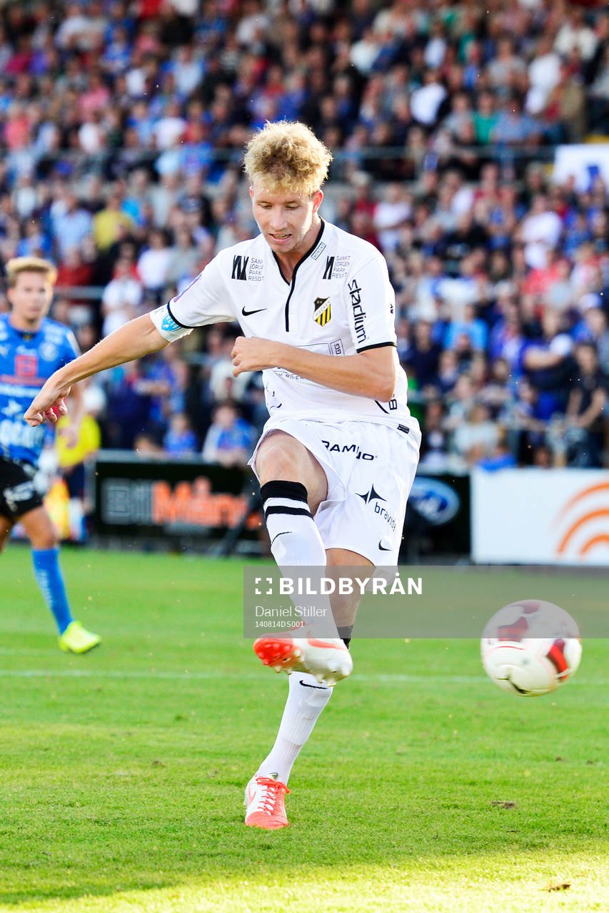 Häckens Samuel Gustafson gör 0-1