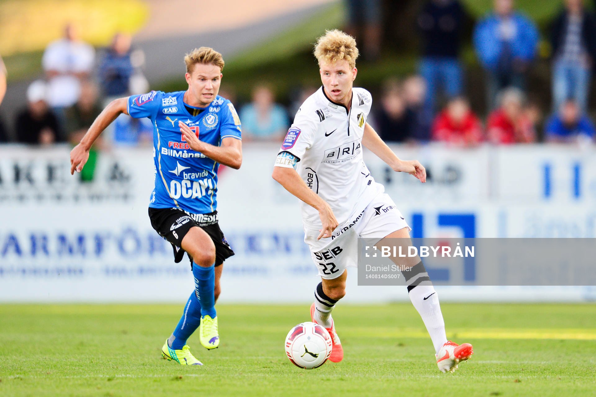 Häckens Samuel Gustafson och Halmstads Johan Blomberg under fotbollsmatchen i Allsvenskan mellan Halmstad och Häcken den 14 augusti 2014 i Halmstad.